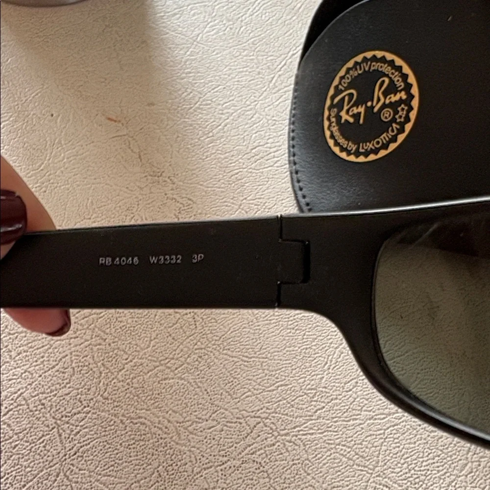 Men’s Ray-Ban Black polarized Sunglasses with Black Case